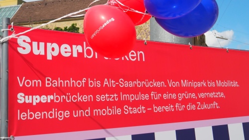 Superbrücken Banner und Ballons